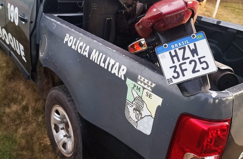 Polícia Militar apreende drogas e moto após troca de tiros com traficante na Grande Aracaju