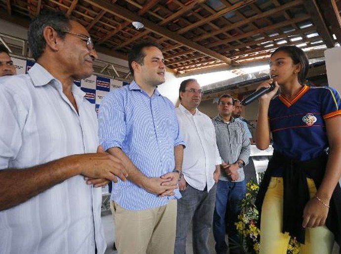 Em Girau, Renan Filho inaugura escola, ginásio e anuncia acesso a distrito