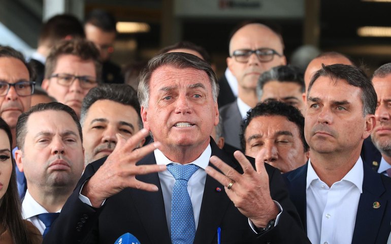 Bolsonaro declara paixão por Trump, apesar de americano negar amizade; aliados negam fuga para os EUA