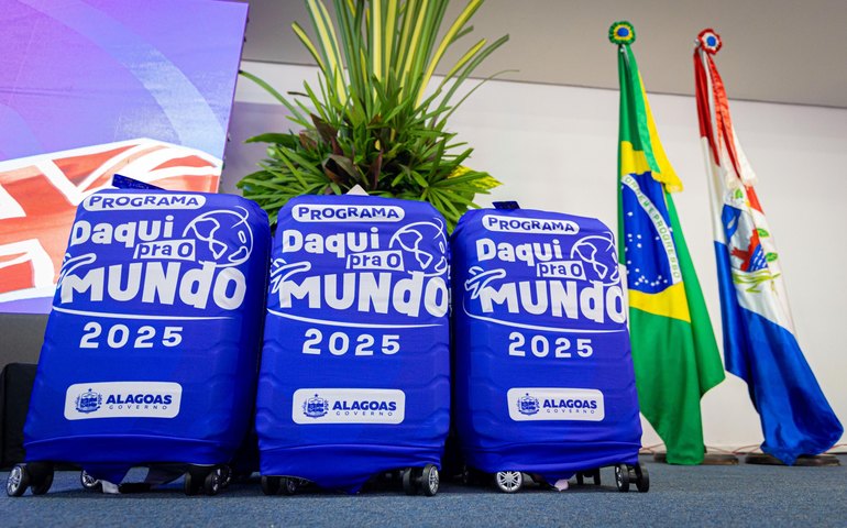 Estudantes do programa “Daqui Pro Mundo” recebem kits para intercâmbio na Inglaterra nesta quarta-feira