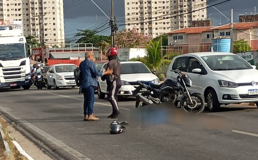 Mulher morre em acidente de moto no Antares, em Maceió