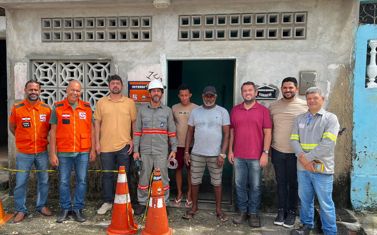 Prefeitura de Penedo realiza nova vistoria técnica para investigar solo de residência que está aquecendo