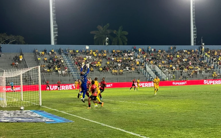 Com dois a mais, Amazonas vence o Ituano e se afasta da zona de rebaixamento na Série B