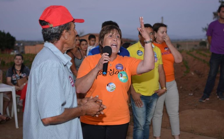 Célia percorre cidades do Agreste e Sertão e ganha apoio de lideranças e moradores