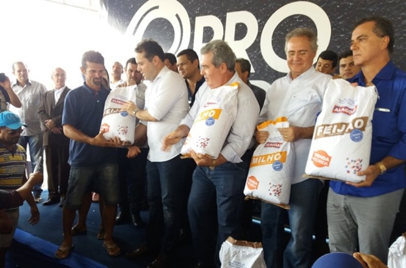 Pequenos agricultores de Feira Grande recebem sementes do Estado