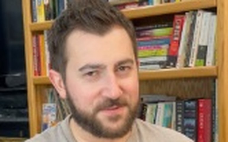 'Eu sou famoso no Brasil': astro da NBA usa camisa que viralizou com ator de série