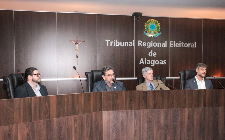 Presidente do TRE/AL e pessoas com deficiência  debatem projeto de acessibilidade e inclusão