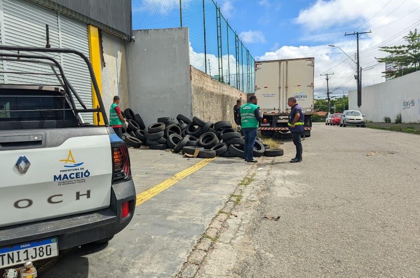Segurança Cidadã remove pneus que obstruíam passeio próximo à Praça Centenário