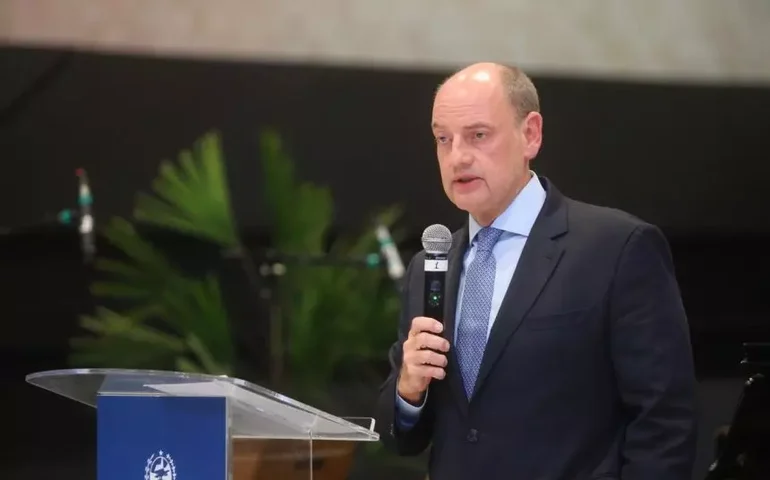 Governador em exercício extingue três subsecretarias da Casa Civil e oficializa novo comando do Rioprevidência