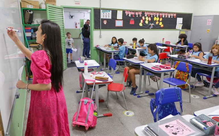 Comissão Especial do PNE discute formação e valorização dos profissionais da educação básica