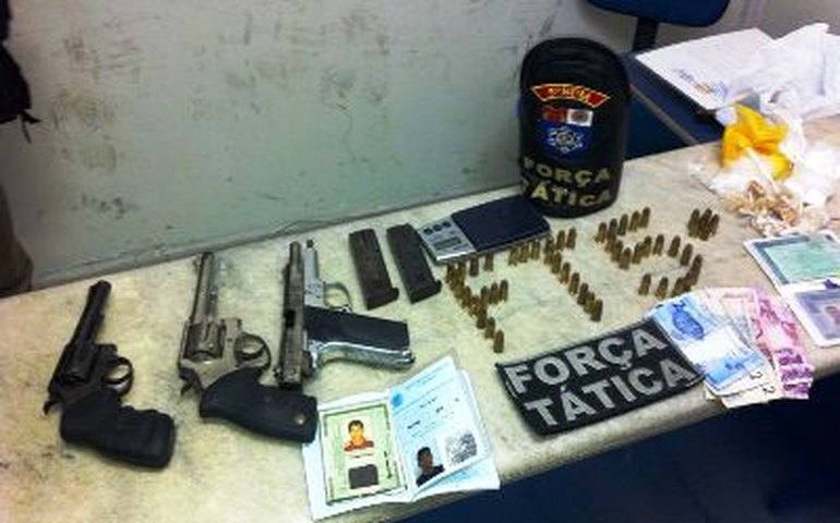 PM apreende cinco armas de fogo e 60 munições 9 milímetros em Maceió