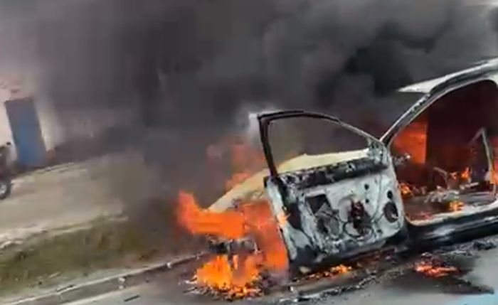 População colocou fogo no carro que teria causado o acidente População colocou fogo no carro que teria causado o acidente
