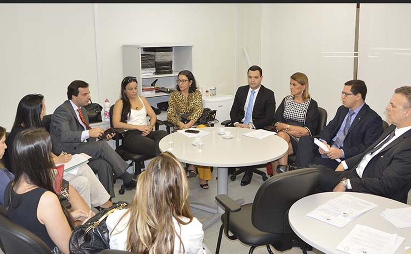 Defensores, representantes do Poder Executivo e magistrado discutem judicialização da saúde