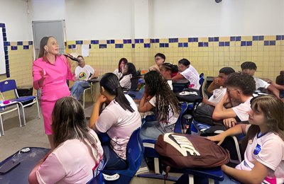 Juíza Juliana Batistela palestra sobre Justiça Restaurativa em escola estadual