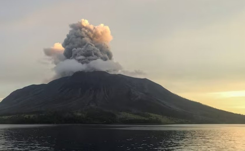 Vulcão Ruang entra em erupção na Indonésia e provoca evacuações