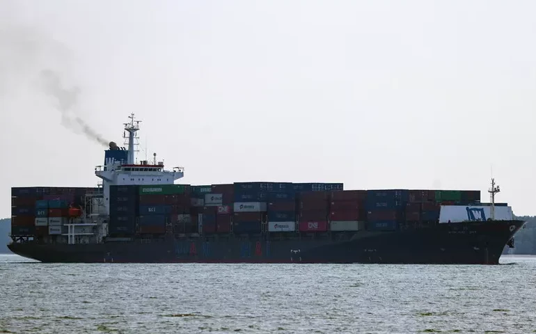 Irã ataca navios no Estreito de Ormuz e diz ter apreendido 2 porta-contêineres