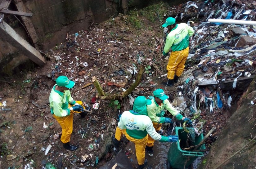 Devido às fortes chuvas, Prefeitura intensifica limpeza de canais