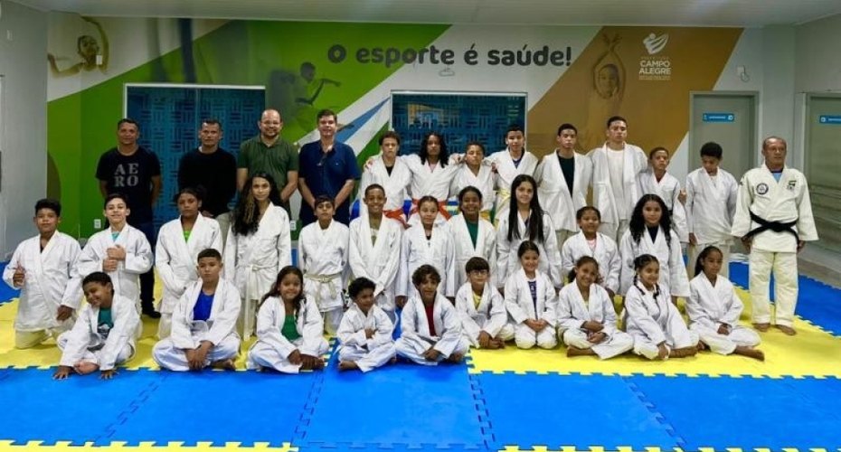 Prefeitura entrega novos kimonos a alunos do Projeto de Judô de Campo Alegre para suas atividades