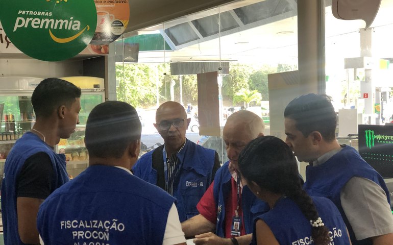 Procon Alagoas fiscaliza postos de combustíveis em Maceió