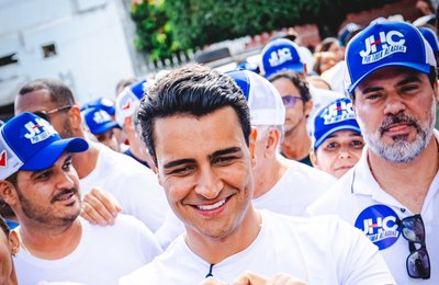 JHC faz escuta popular olho no olho, em plena feira livre da cidade de Água Branca
