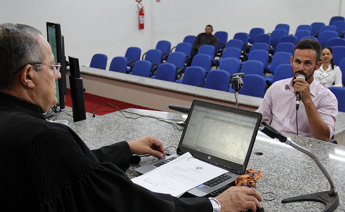 Réu foi interrogado pelo juiz Jandir de Barros Carvalho. Foto: Robertta Farias