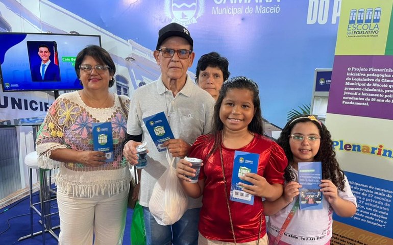 População conhece as ações da Câmara de Maceió no estande do Legislativo na Feira da AMA