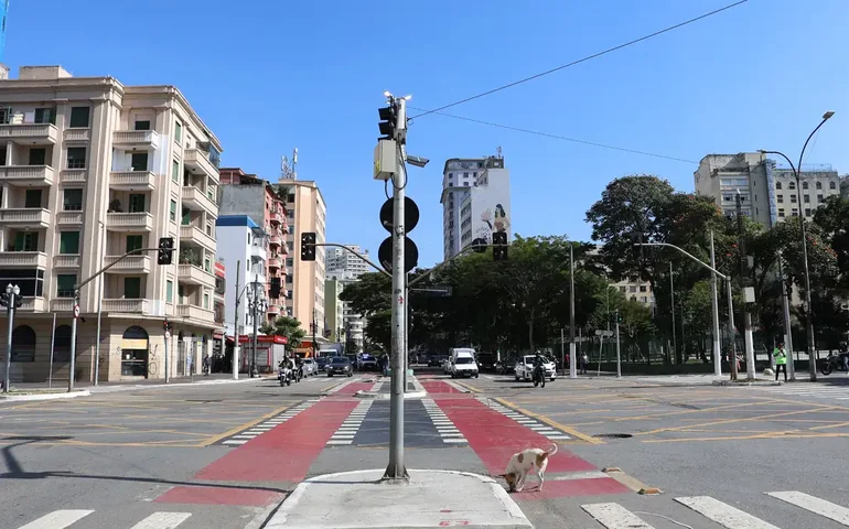 Motorista bate Porsche em poste, abandona carro e foge antes da polícia chegar
