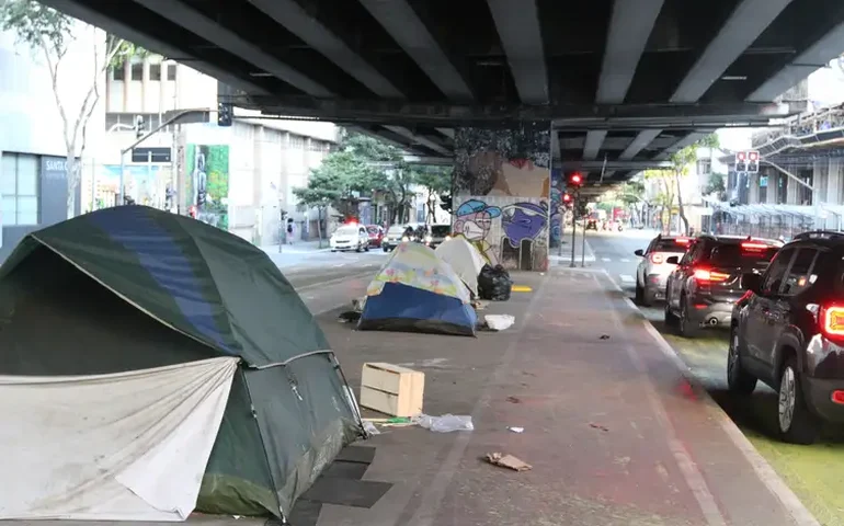 Ao menos 72 mil brasileiros vivem em barracas ou em outras estruturas precárias nas ruas