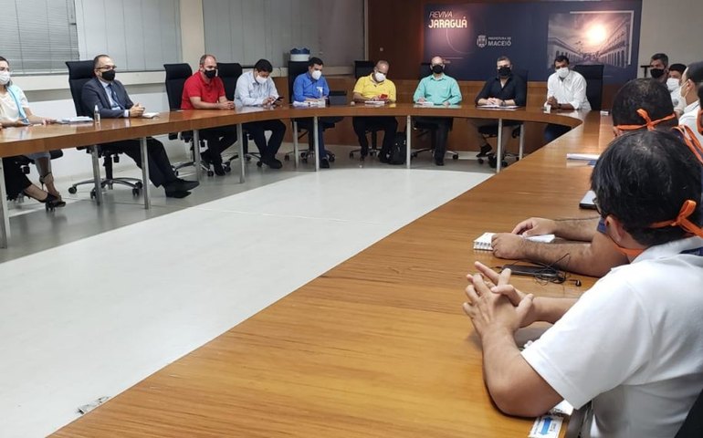 Prefeitura discute medidas para coibir instalação irregular de fios nos postes de Maceió