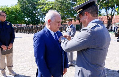 Desembargador do TJAL, Otávio Praxedes, recebe Medalha Exército Brasileiro no 59º Batalhão