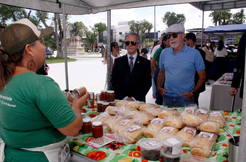 Presidente Fábio Bittencourt prestigia retorno da feira agroecológica do TJAL