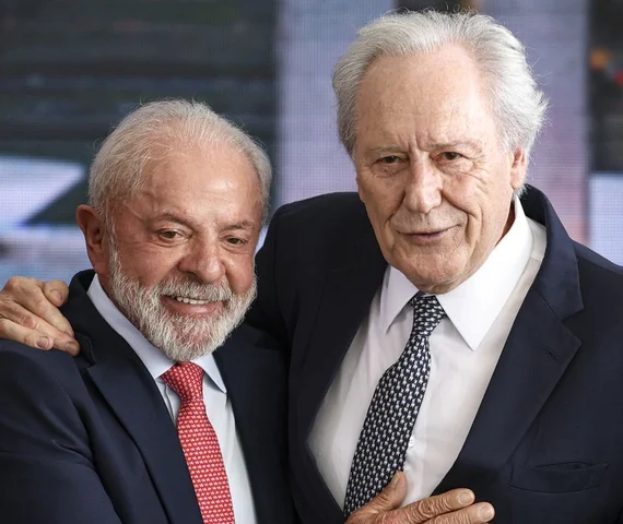 Lewandowski entrega carta de demissão do Ministério da Justiça a Lula