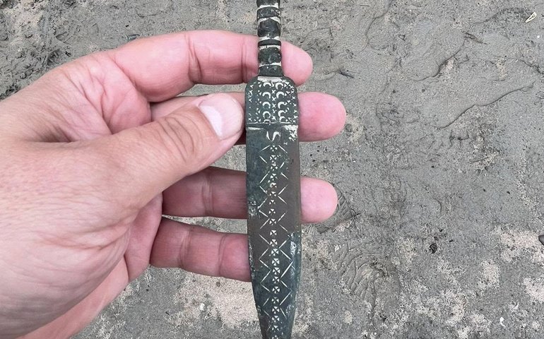 Tempestades revelam adaga da Idade do Ferro com quase 3 mil anos na costa da Polônia (FOTOS)