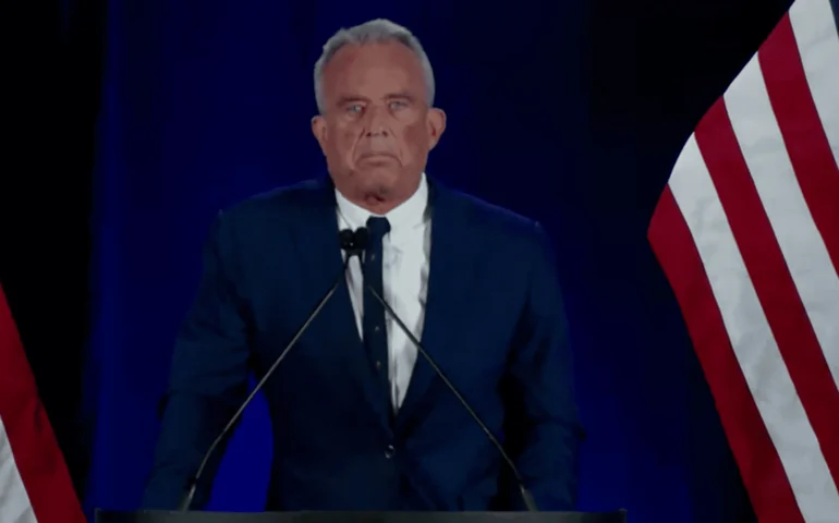 Robert F. Kennedy Jr. suspende campanha à presidência e anuncia apoio a Trump