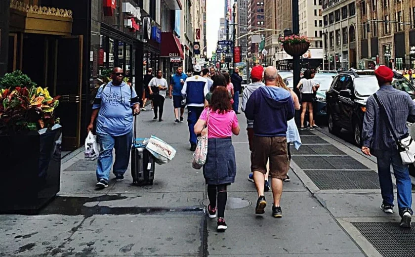 Índice de confiança do consumidor nos EUA sobe a 97,2 em julho, superando previsão