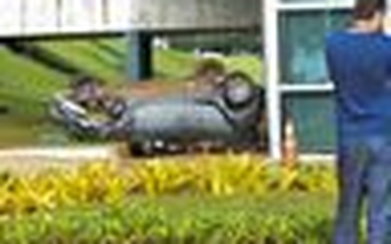Carro conduzido por jovem embriagado cai no gramado lateral da Câmara