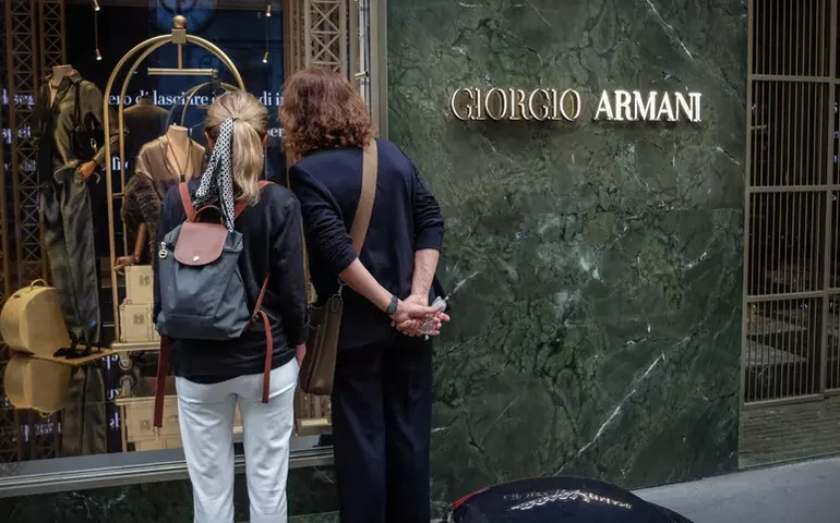 Grifes de Armani vão manter desfiles após morte de estilista