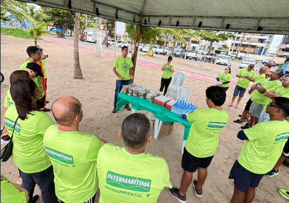 Mutirão retira 250kg de resíduos plásticos da praia de Pajuçara, em Maceió