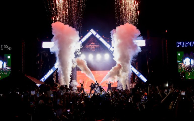 Mais de 50 mil pessoas lotam o Estádio Juca Sampaio, na última noite do FIPI