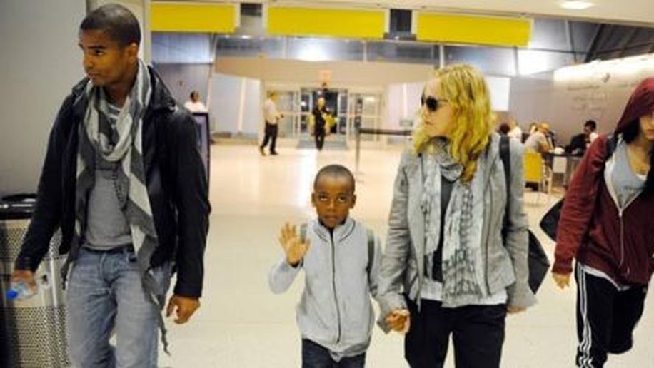Madonna comemora 53 anos com namorado e filhos