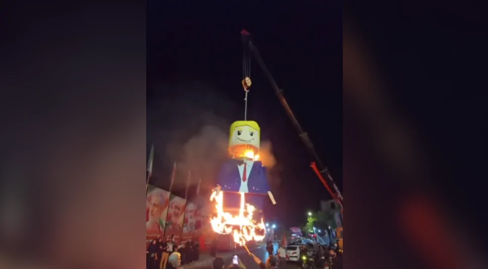 Iranianos atearam fogo em boneco de lego de Donald Trump / Foto: Reprodução