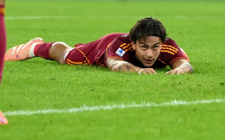 Dybala sofre nova lesão muscular e desfalcará Roma