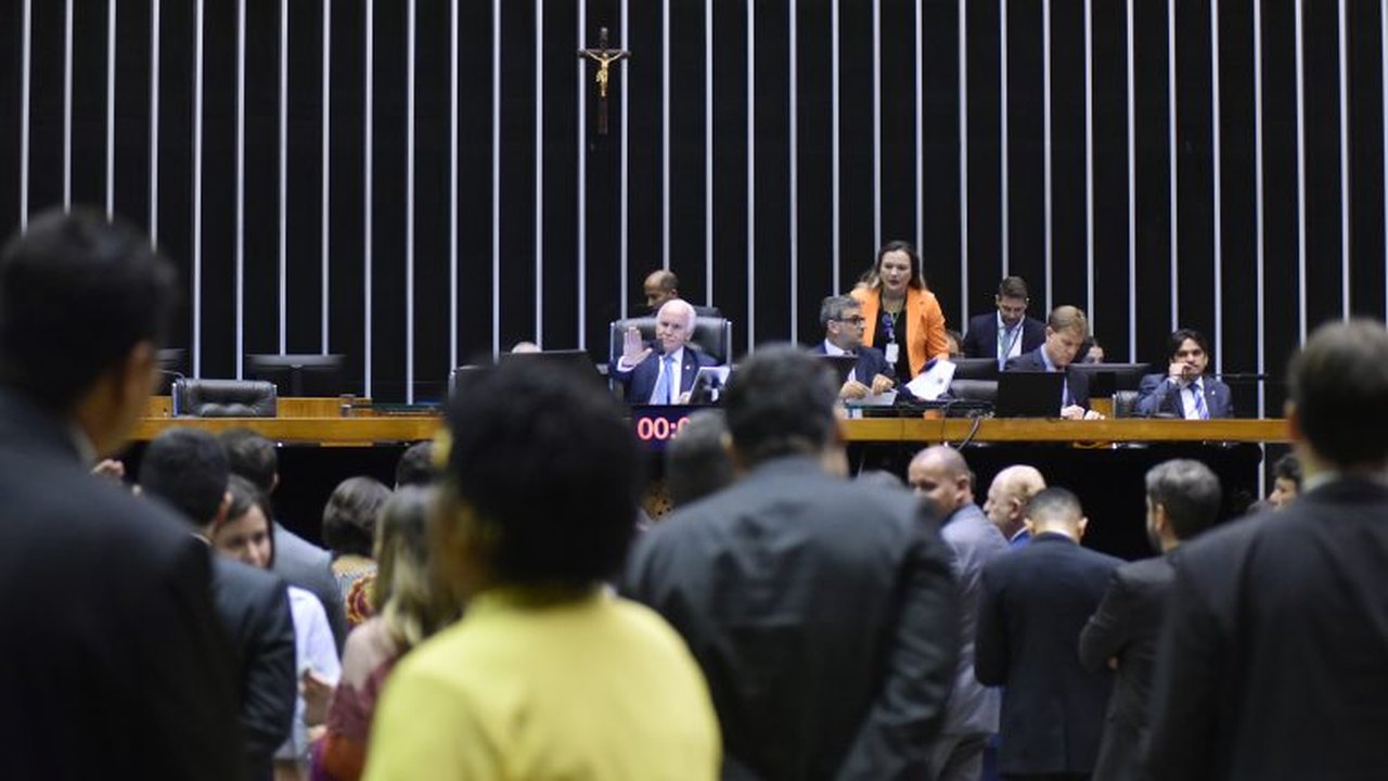 Aprovada urgência para projeto sobre direitos de deputadas gestantes; acompanhe