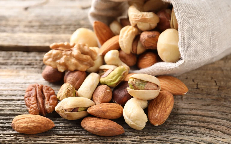 Comer nozes entre as refeições reduz a vontade de consumir doces e fast food, diz estudo