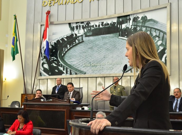 Deputada Cibele Moura apresenta 13 indicações que beneficiam comunidades da parte alta de Maceió