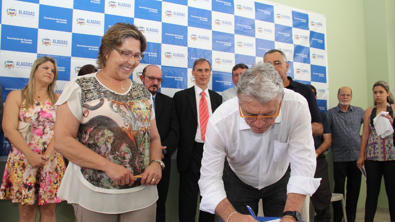 Arapiraca: A prefeita Célia Rocha assina contrato para vinda do gás encanado