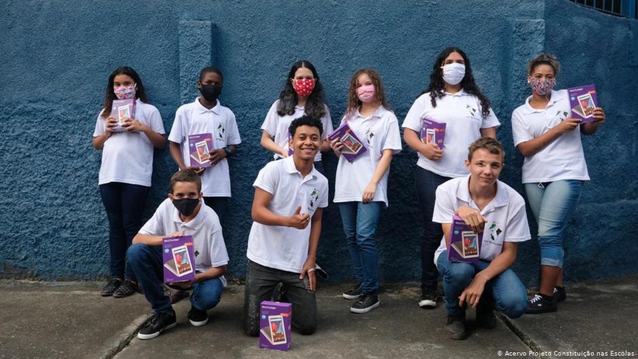 Projetos que auxiliam educação pública se reinventam na pandemia