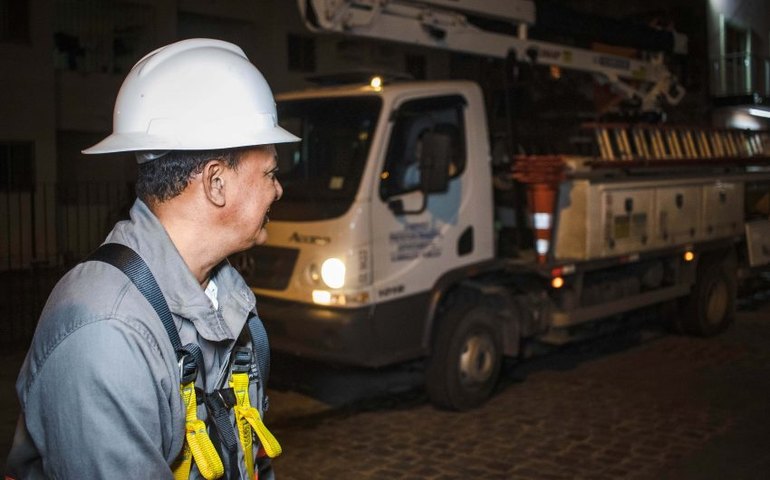 Sima desliga energia de postes em praças inundadas para evitar acidentes