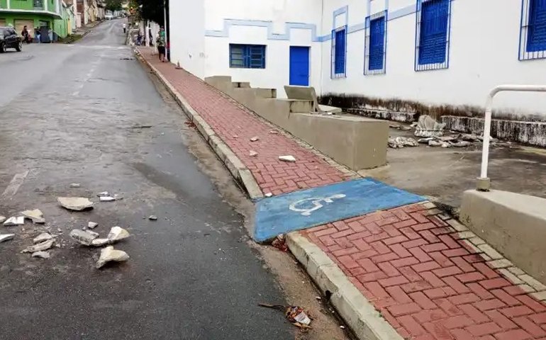 Praça do Museu Xuxurus: patrimônio público é alvo de vandalismo, em Palmeira