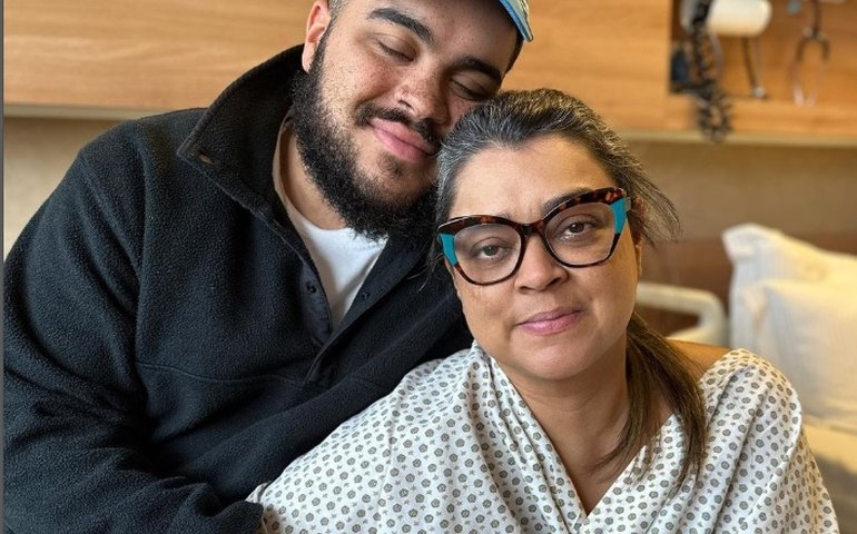 Preta Gil posa com o filho minutos antes de fazer cirurgia de retirada de tumor: 'Cercada de amor'